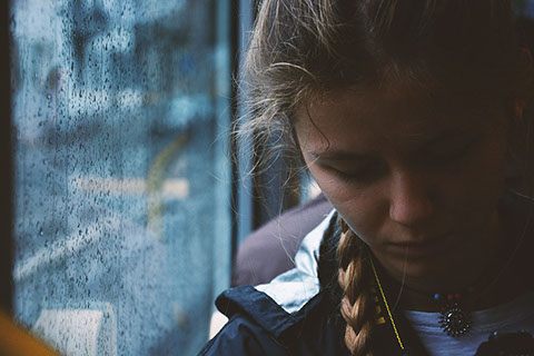 Jeanne Cordy dans le bus, elle regarde son appareil photo - Zurich 2017