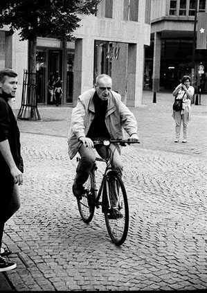 Un homme fait du vélo dans la rue - Maastricht 2017