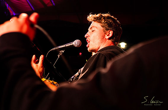 Une voiture devant une cathédrale - Liège 2017